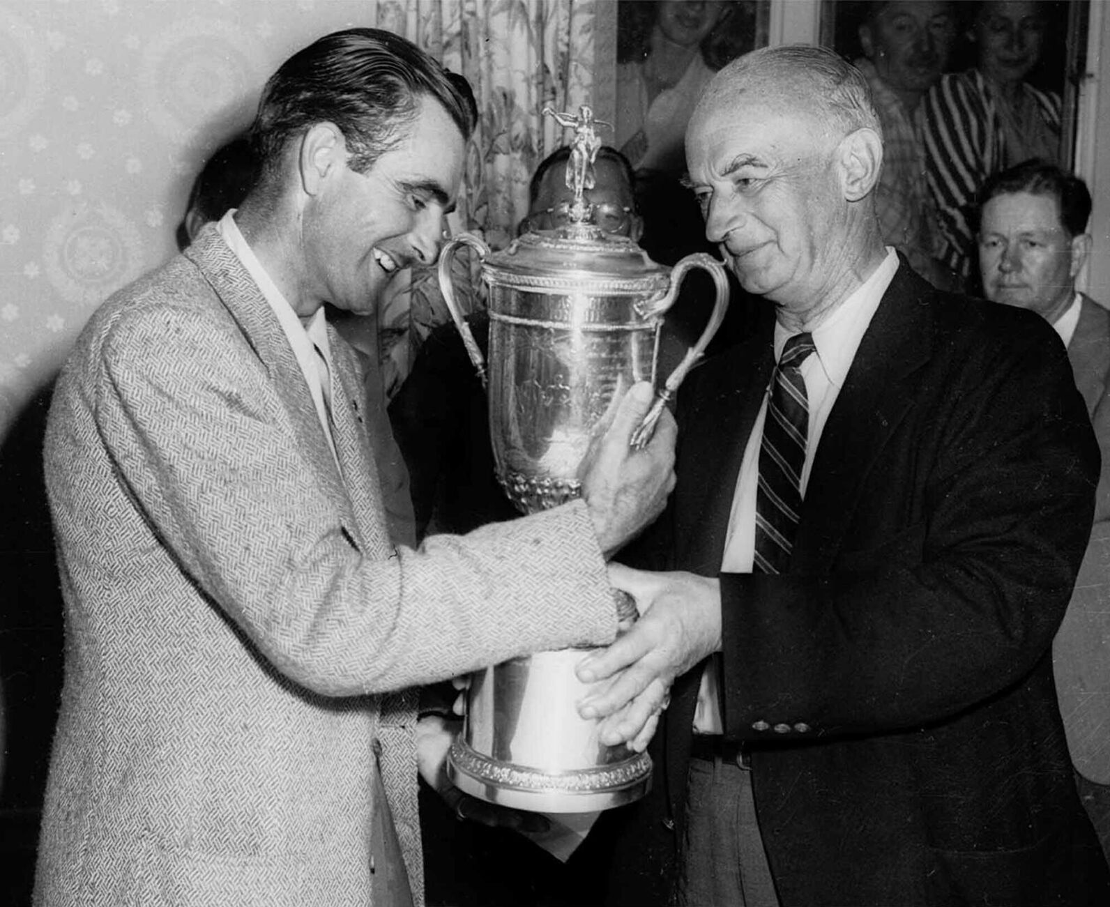 1946: Lloyd Mangrum edges Byron Nelson and Vic Ghezzi to win U.S. Open